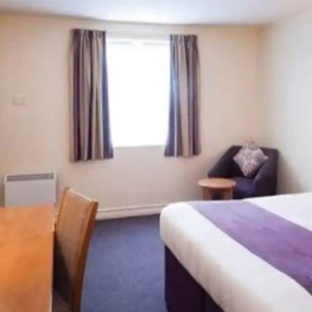 Premier Inn Бърнли Екстериор снимка