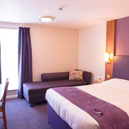 Premier Inn Бърнли Екстериор снимка