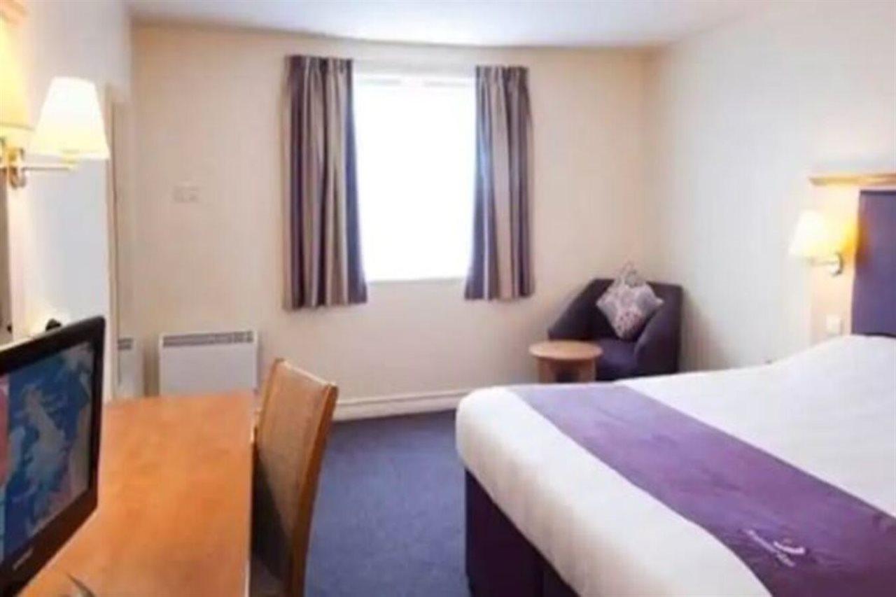 Premier Inn Бърнли Екстериор снимка
