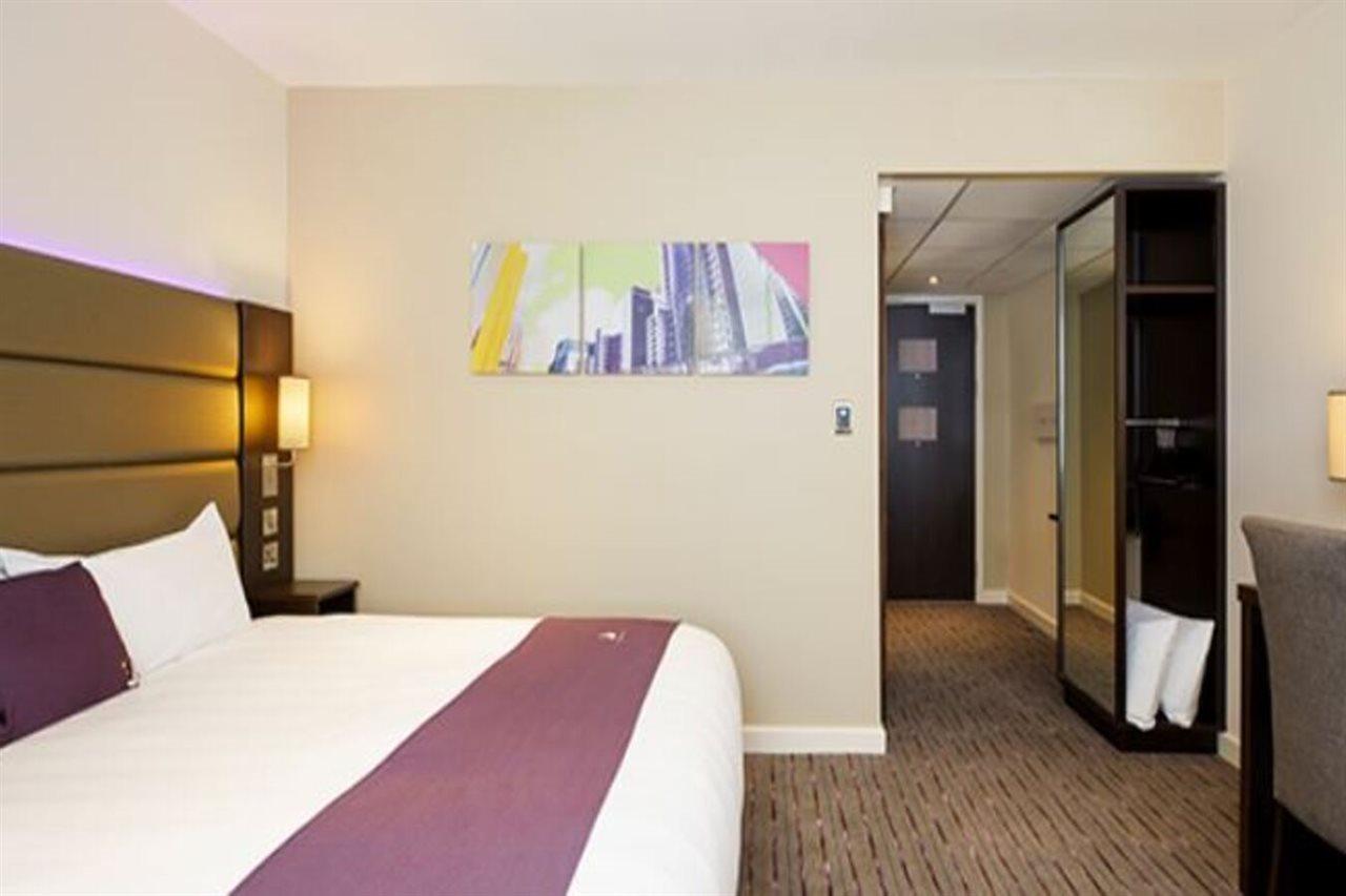 Premier Inn Бърнли Екстериор снимка