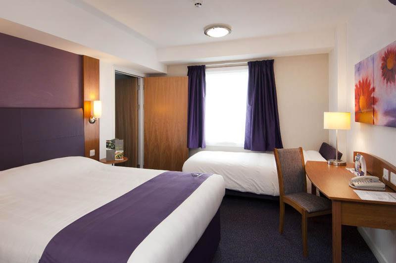 Premier Inn Бърнли Екстериор снимка