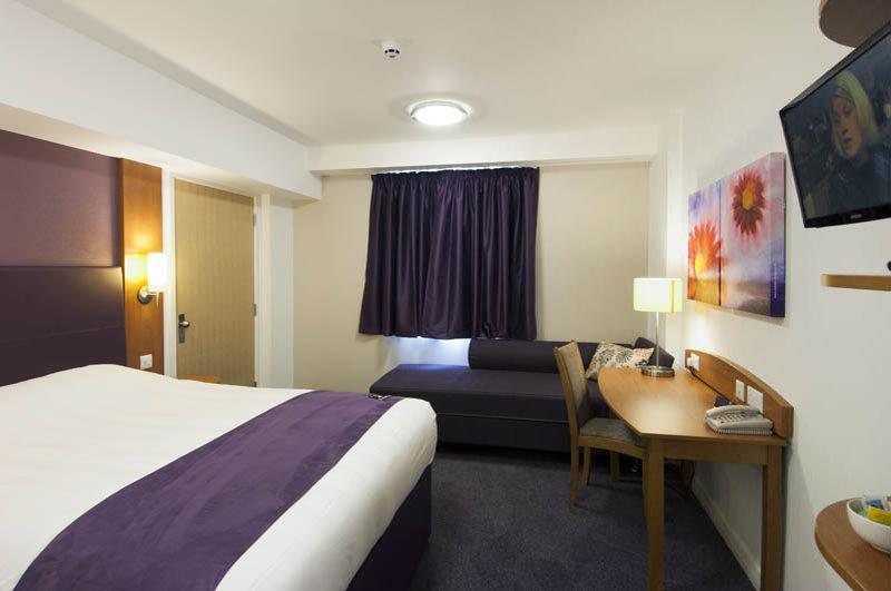 Premier Inn Бърнли Екстериор снимка
